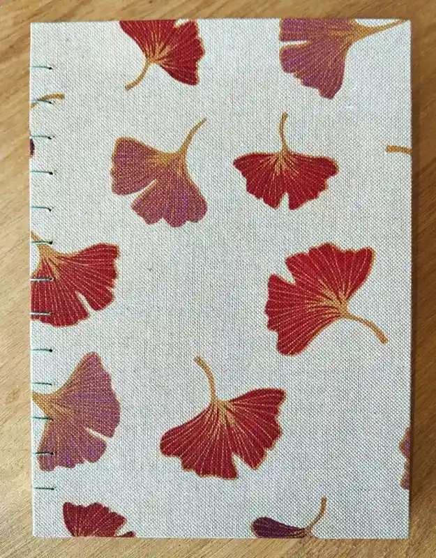 photo d'un carnet, modèle "ginkgo", vue du dessus, reliure traditionnelle copte apparente, créations Endless Detours
