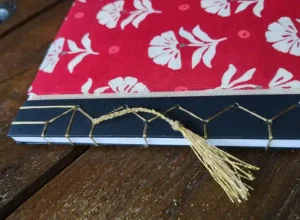 photo d'un carnet, vue sur la tranche sur la reliure traditionnelle japonaise, créations Endless Detours
