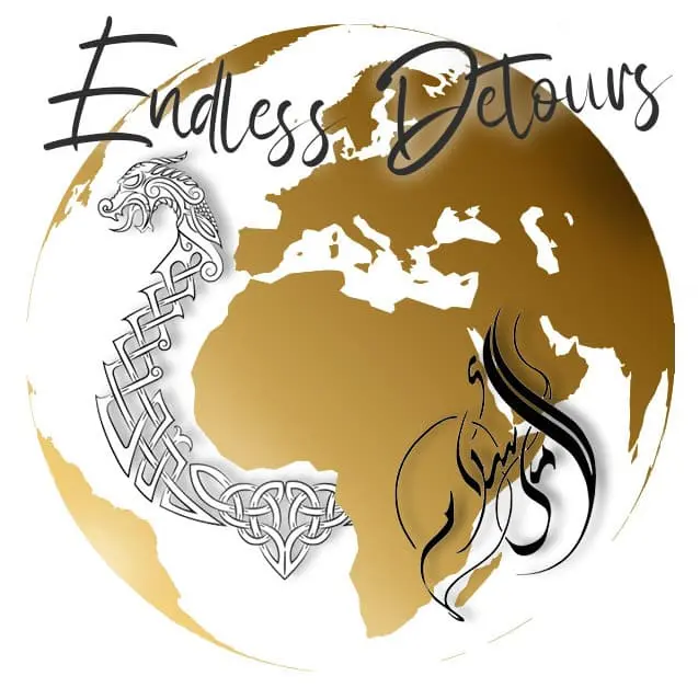 logo Endless Detours, globe doré avec le nom et illustrations celtique et calligraphie intégrées